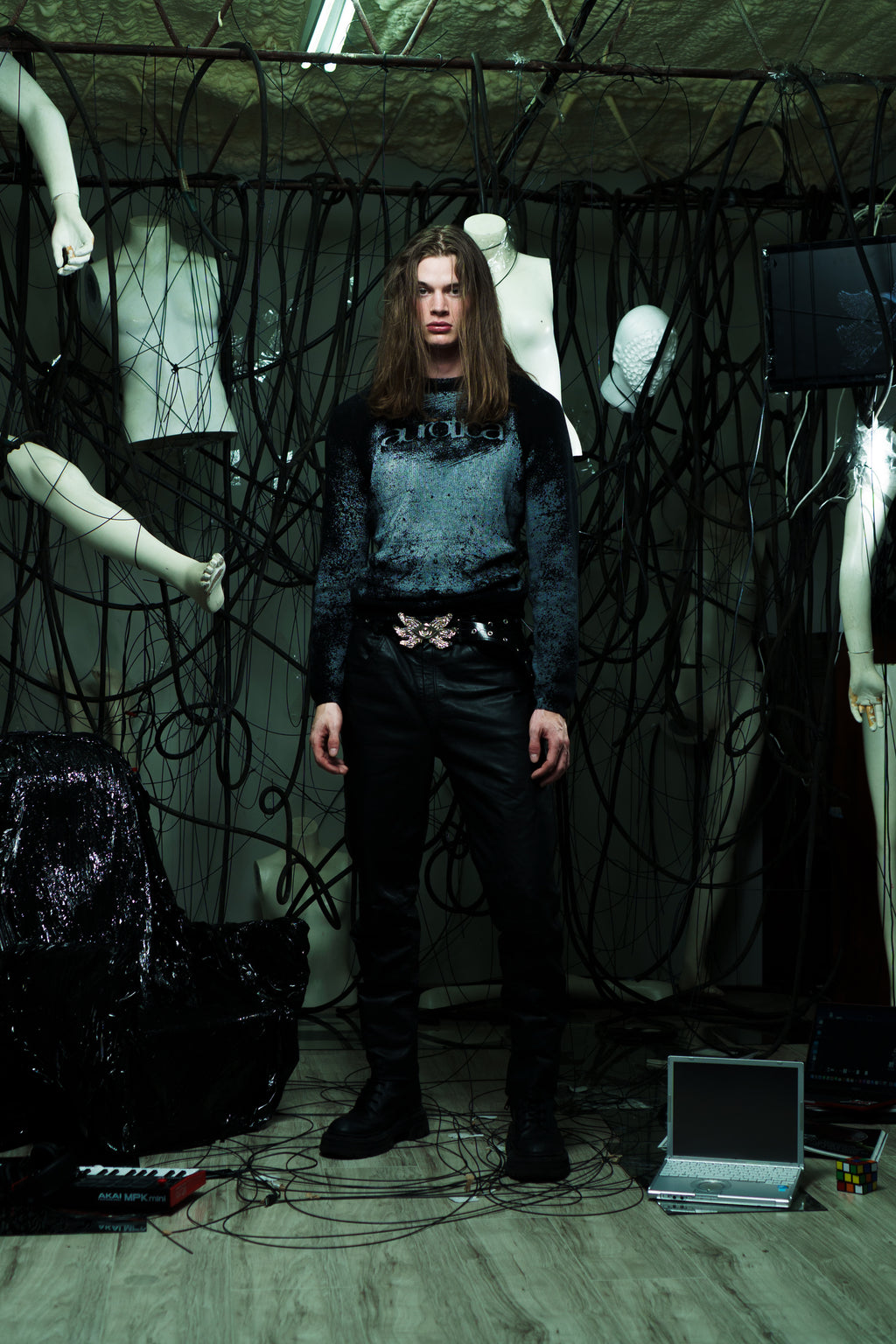 STATIC FITTED SWEATER