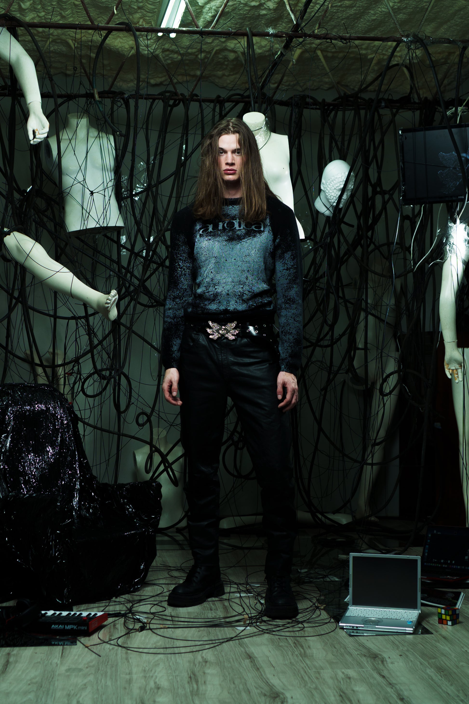 STATIC FITTED SWEATER